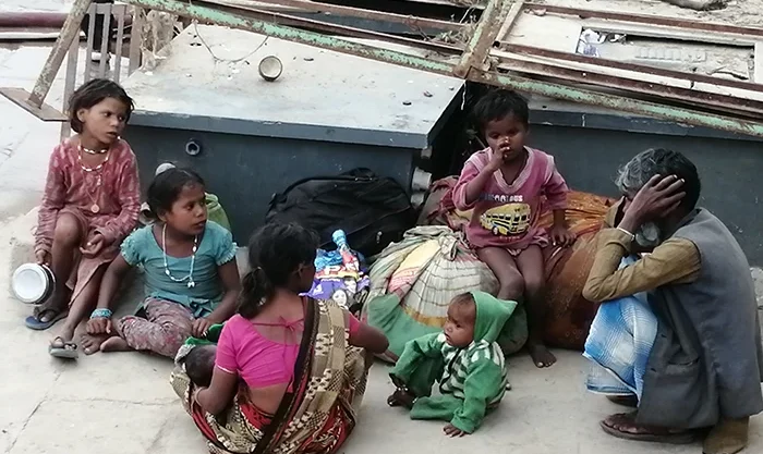 famille Gatres dormant dnas la rue à Varanasi bengladesh