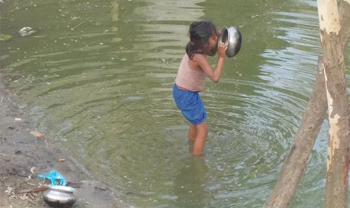 fillette buvant eau mare à matarbari aidez les enfant du bengladesh